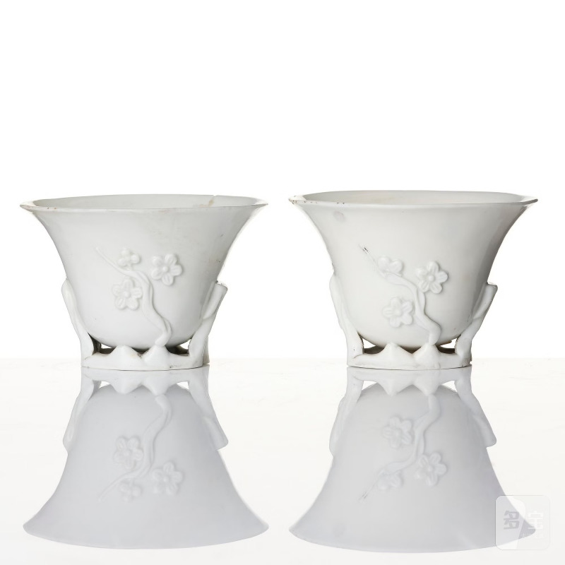 A blanc de chine vase and three cups, - 图2